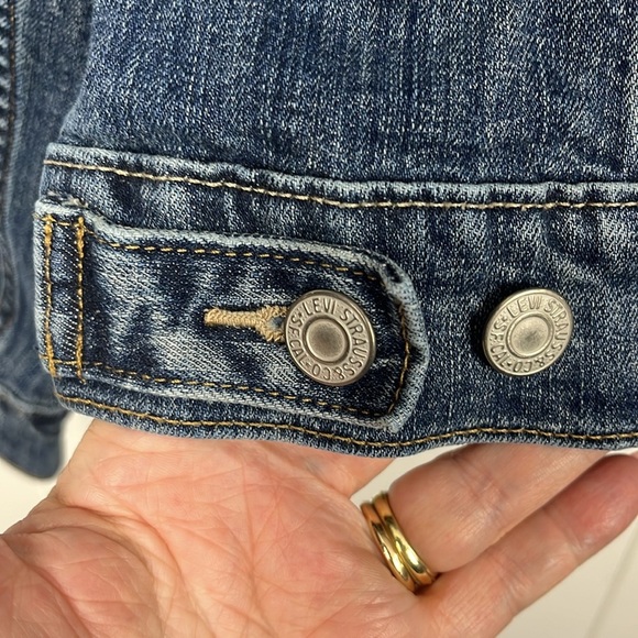 Levi’s Womens Classic Jean Jacket L Dark Wash Some Fading Button Down Pockets - Picture 9 of 14